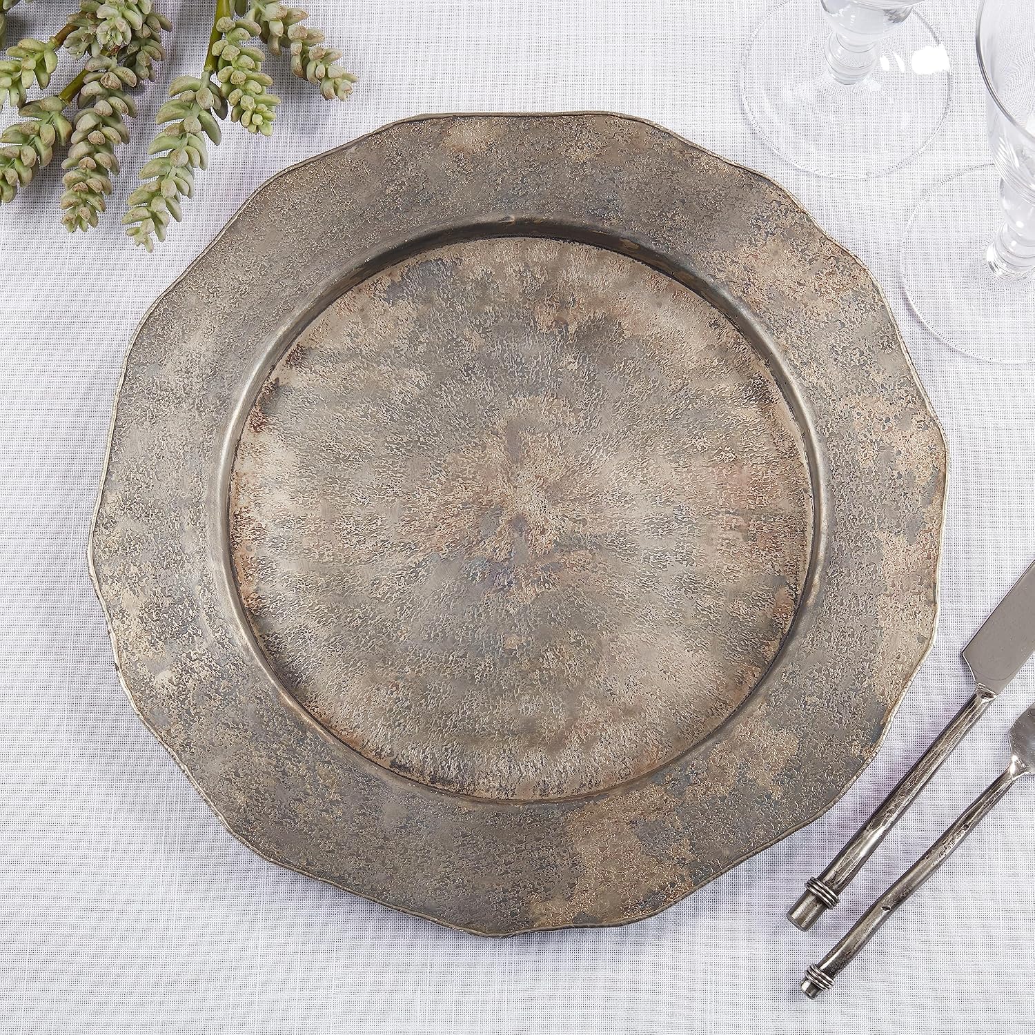 Elegant Hammered Metal Charger Plate with Scallop Edge (Set of 4)